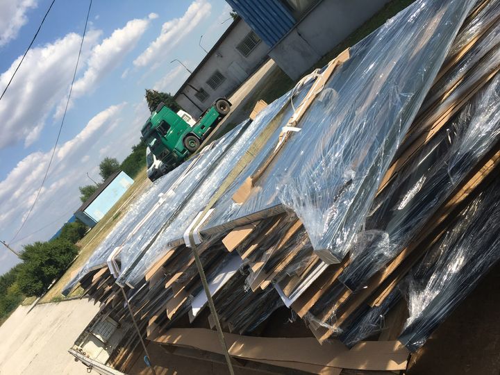 Spakowane balustrady na placu przed halą